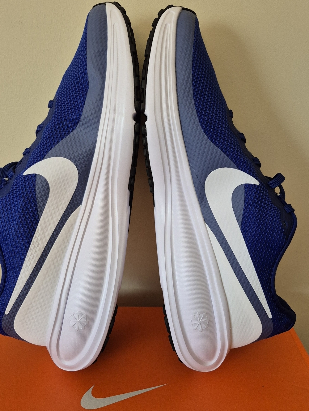 10.5 Men's Nike Revolution 8 Deep Royal Blue World Indigo Black White HJ9198 401 - Picture 4 of 14